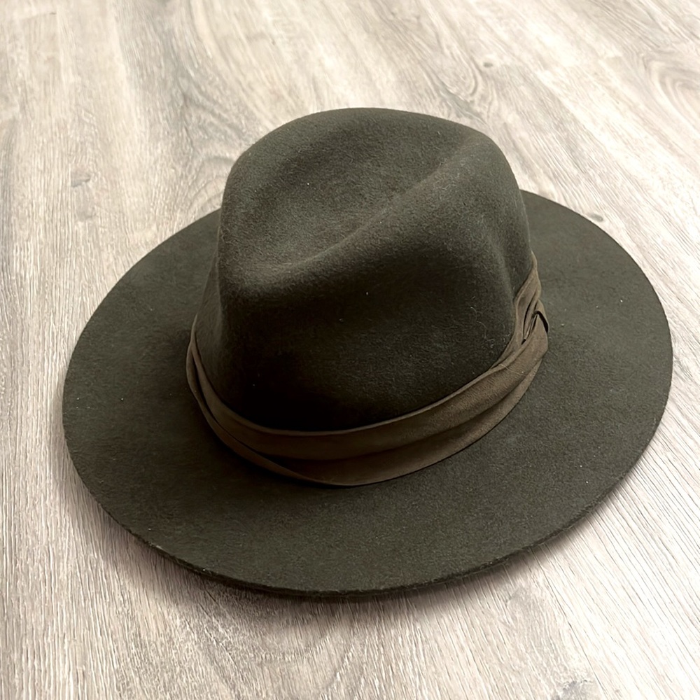 Olive green felt hat — one size